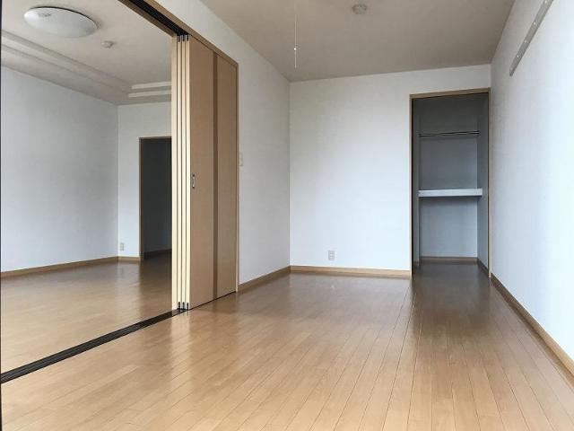 ルミナス砂川七番 洋室（ベランダ側）