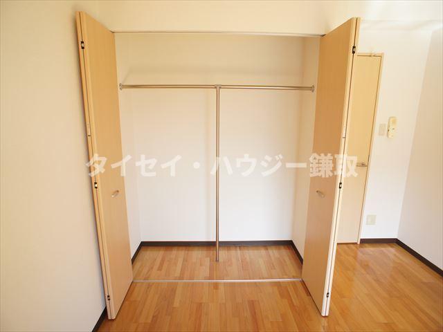 カムフォート登戸Ⅱ7A号室 クローゼット収納です