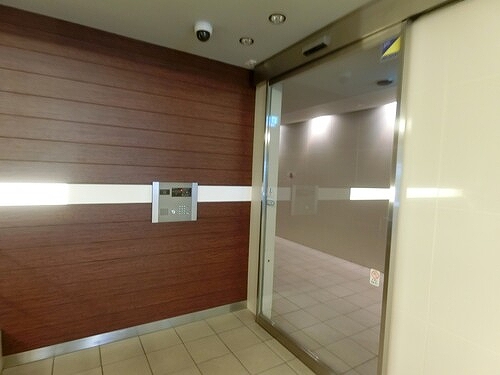 デュオ府中駅前5階 マンション出入口　※2026年05月撮影
