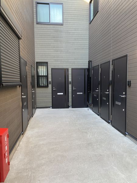 サクラヒルズ202号室 エントランス