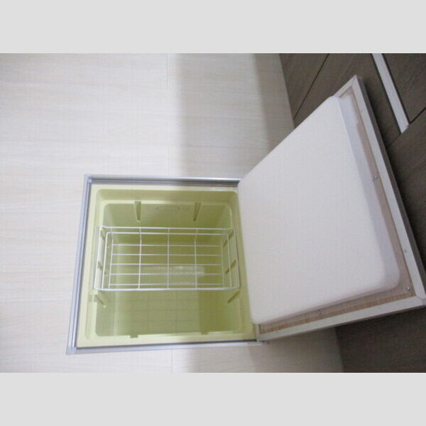 サウスヒルズⅢ105号室 床下収納