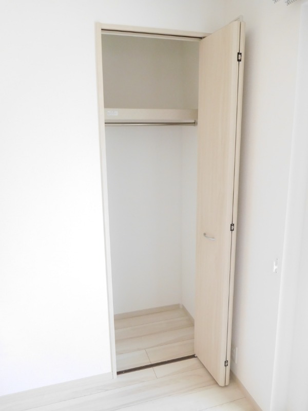 Lily東中山 背の高いクローゼット