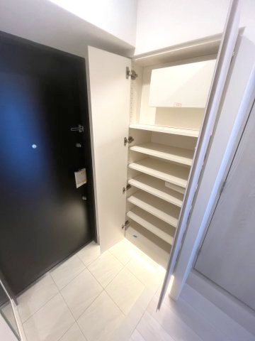 びゅうリエット横浜東神奈川720号室 シューズボックス　※別号室の参考写真です(現況優先・仕様違いの場合あり)