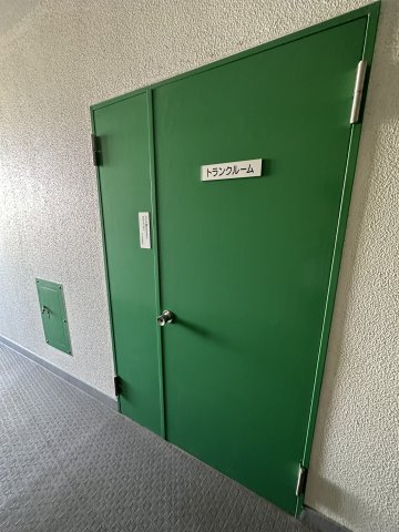 メゾン岸谷212号室 専用トランクルームあり！