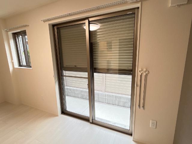 ベッシア・ノーブル102号室 窓シャッター