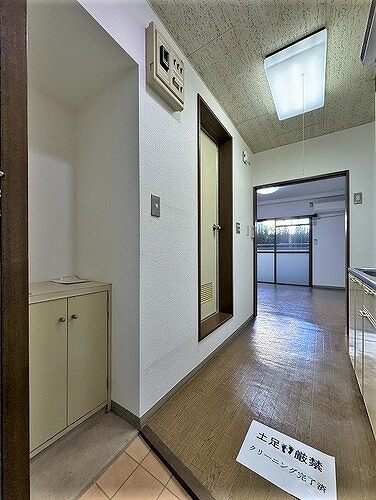 メゾンパール豊玉2階 共有部からの室内　※前回募集時2024年1月撮影