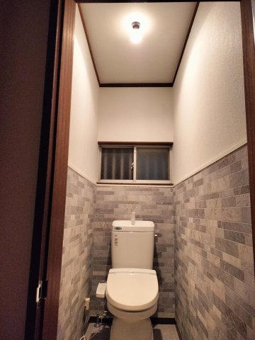 ペットと暮らす土間のある家　流山戸建 温水機能付きトイレ