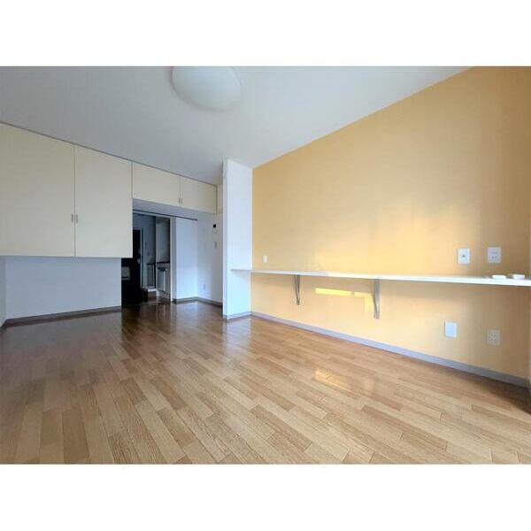 メゾン有楽町104号室 リビング