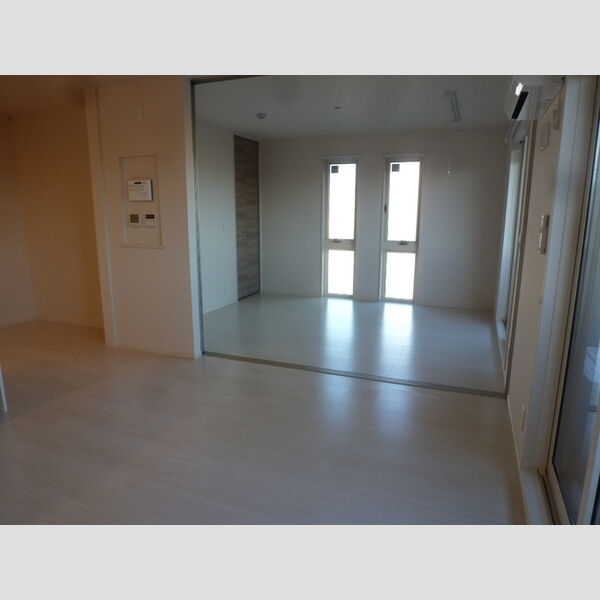 クラリスB303号室 リビングから洋室