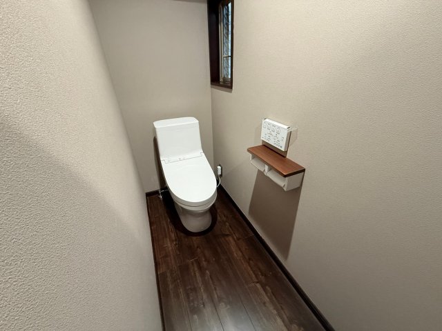 吹き抜け天井と広々LDKを備えたラグジュアリー住宅 各階トイレ完備で朝晩混雑なし、清潔感ある上質な内装