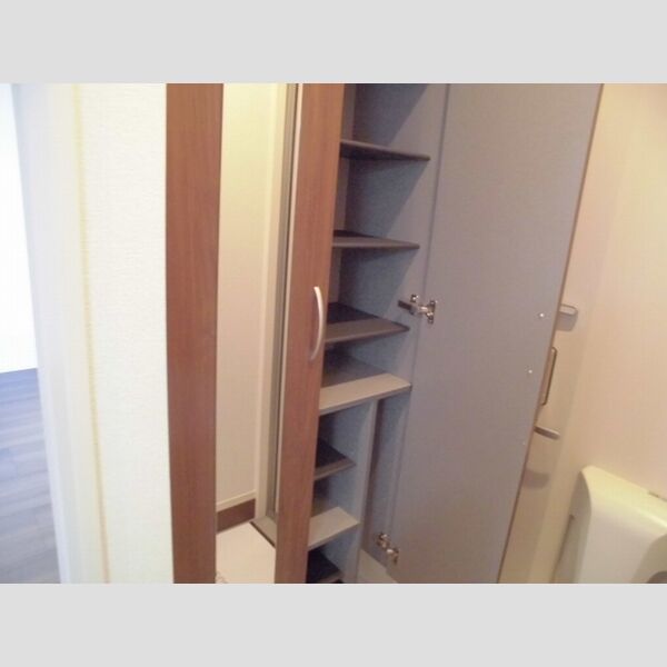 レーヴ・シャルマン102号室 シューズボックス