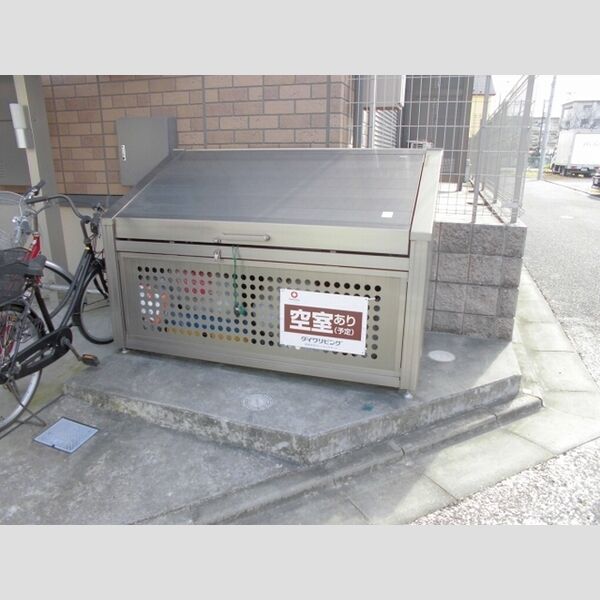 ジュ・マルティ ごみ置場