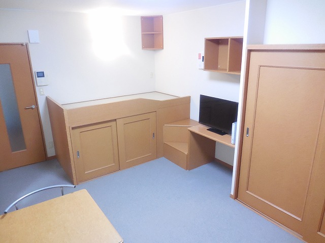 レオパレス上野台Ⅲ 2Ｆ居室の床面は、フローリング敷きで御座います。