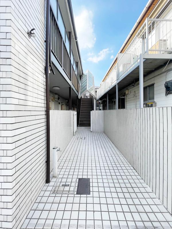 国領アパートメント2階 エントランス