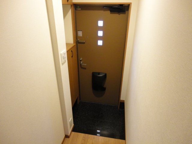 コンフォース202号室 玄関（下足箱あり）