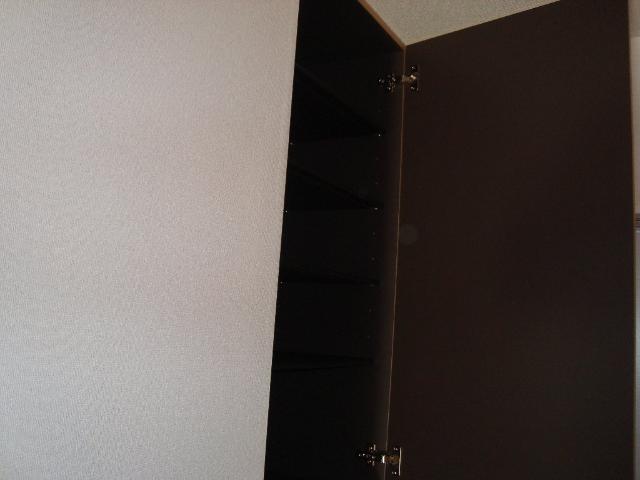 Ｎｅｕｅ　-ノイエ- 下駄箱（上段）