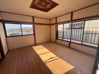 【程久保１丁目】ペットと楽しく暮らせる戸建て ２F洋室