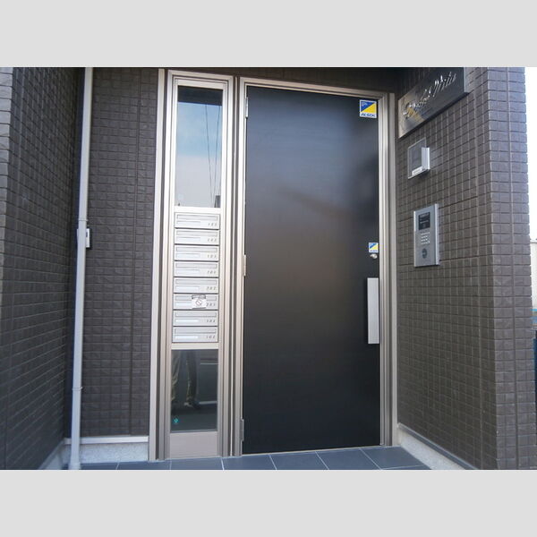 ドルチェヴィータ201号室 建物エントランス