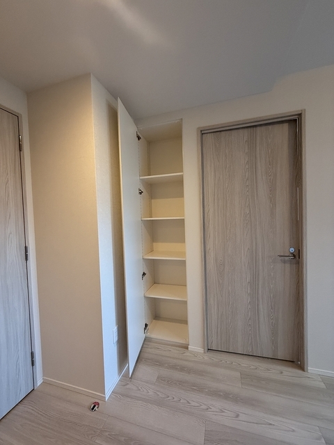 プレディアコート三軒茶屋202号室 DK収納　2025年10月撮影