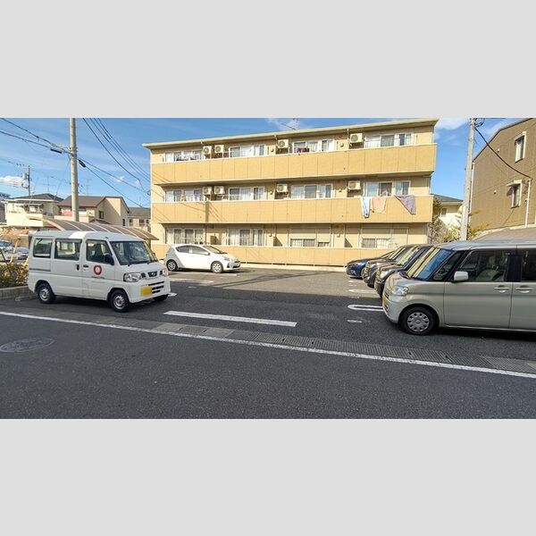プランドール幸房　弐番館 駐車場