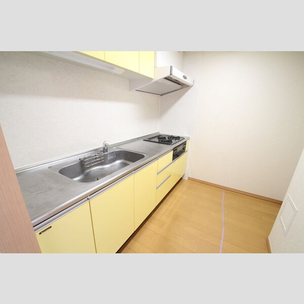 ロイヤルKJ 明るいカラーのキッチンはガス3口グリル付き♪