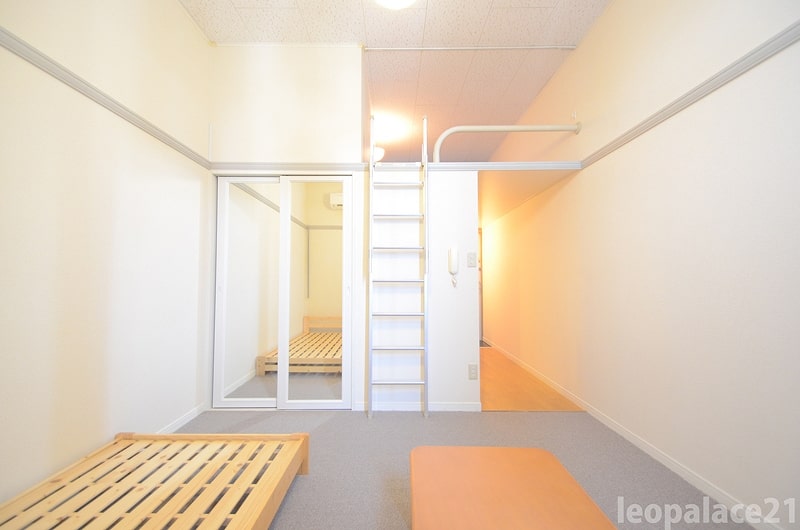 レオパレスサンハイム206号室 屋根付き駐輪場