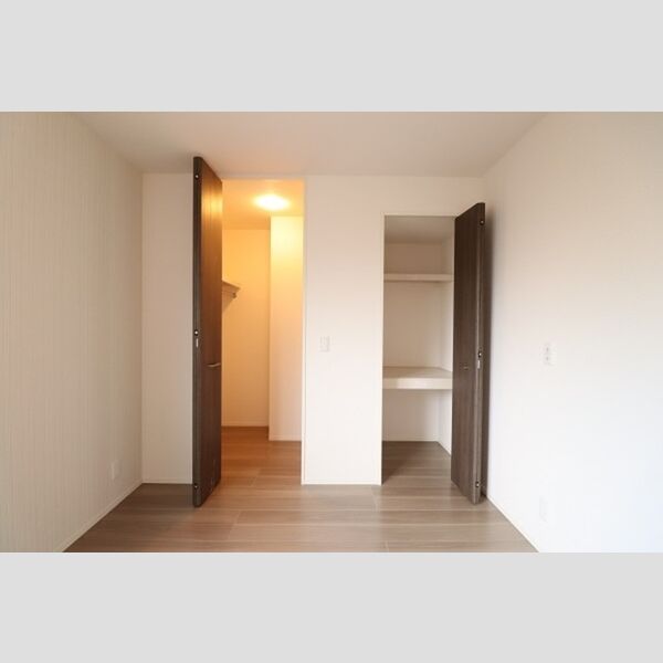 プランドール西武 洋室のウォークインクローゼットと収納