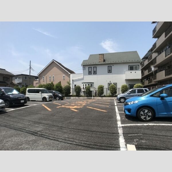 ファミール吉川 駐車場