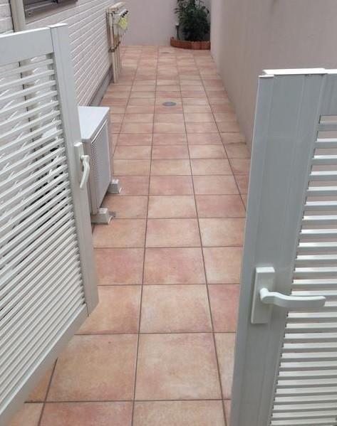 シーハート桜新町 入口から玄関までタイル張りでキレイな外観