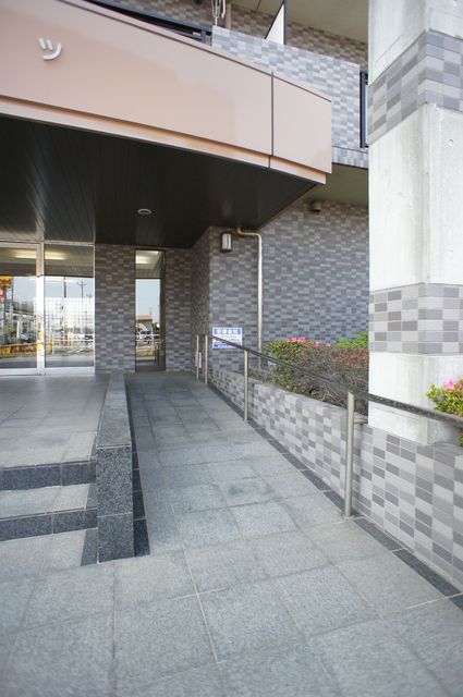 椎の実ハイツ0202号室 エントランスには、便利なスロープが付いてます♪