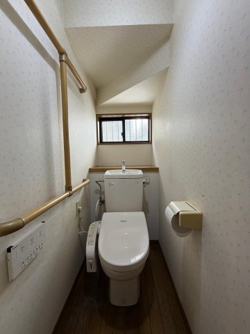 東村山市久米川町戸建て 窓がある温水洗浄便座のトイレです。