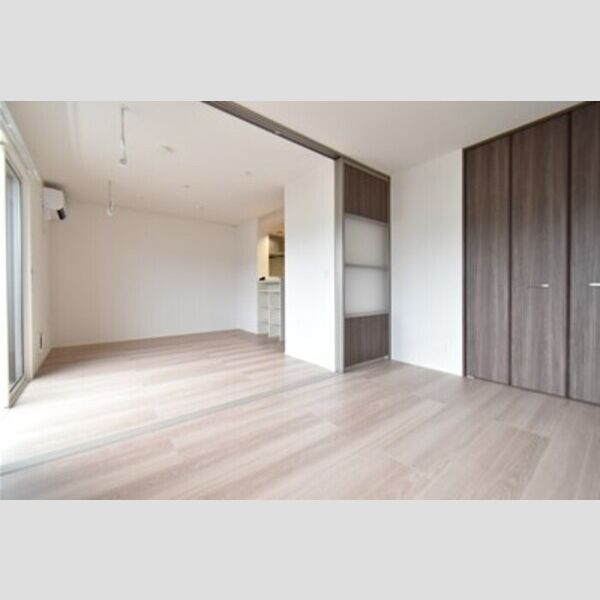 ドエルSEN Ⅰ203号室 居室とリビングダイニング