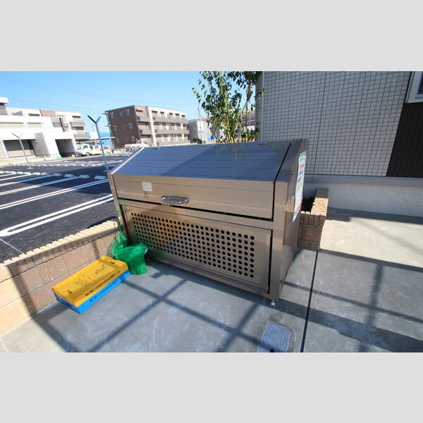 ボンメゾン 清潔感のあるゴミストッカー♪