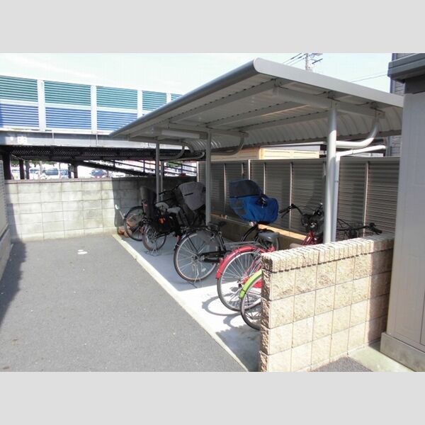 クローバーハウス 駐輪場