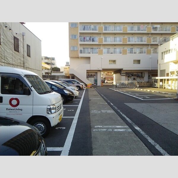 ファーストコーポ幕張本郷 駐車場