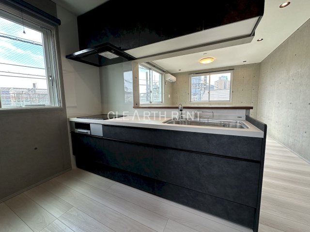 ルミナス池袋本町3階 毎日のお手入れが楽なIHタイプのキッチン/グリル付/広々としたパントリーもございます 