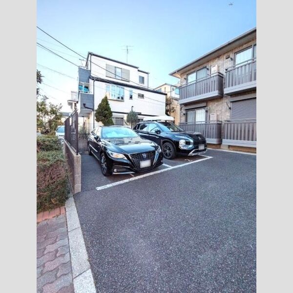 ラ フローラ 駐車場