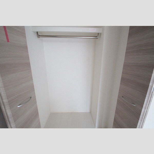 ルシオール　イコー107号室 どちらの洋室にも収納スペースがあります!