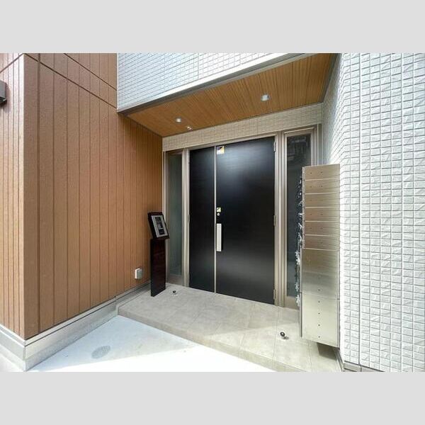 アヴァンス青井201号室 建物玄関