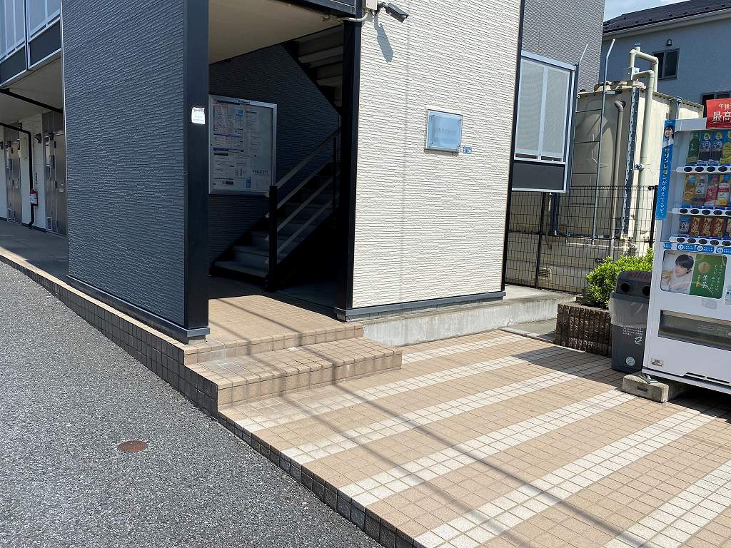 レオパレスアゼリアカーサ 外観