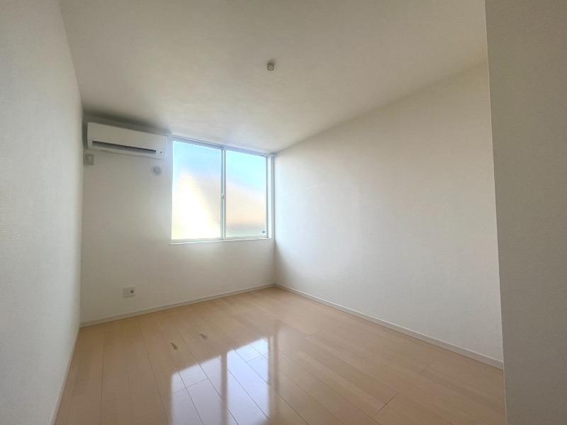 アザーレ・ランド前 約6帖の洋室　室内物干し可能