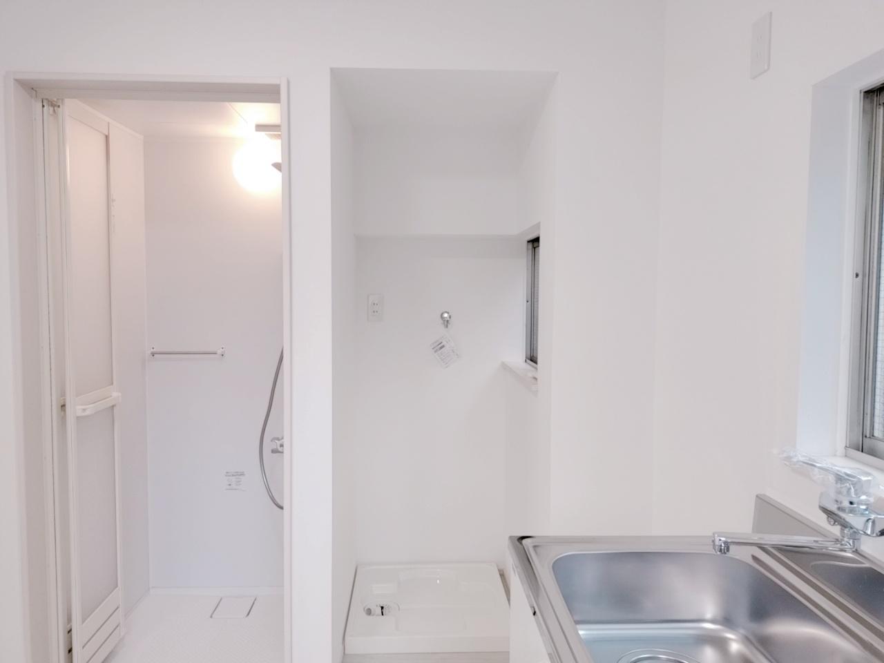 tronco祖師谷201号室 室内洗濯機置き場とシャワーブース