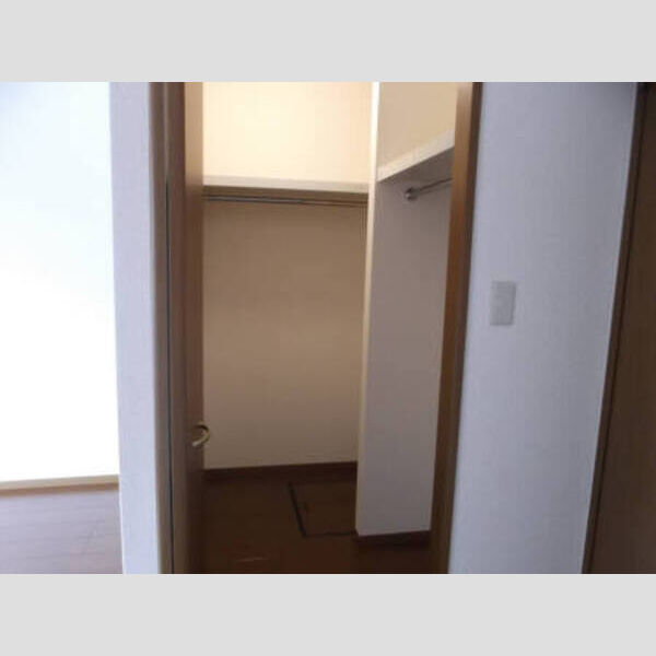 アンジェロ203号室 収納力抜群なウォークインクローゼット