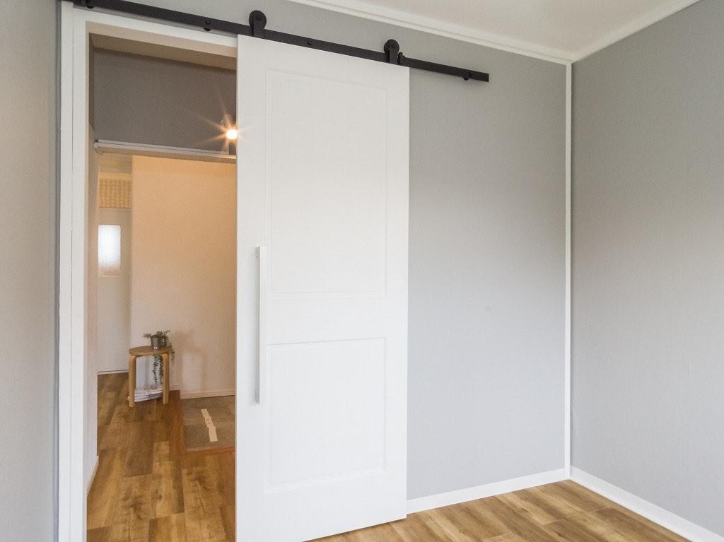 高津団地デザイナーズ物件308号室 海外のカフェにありそうなおしゃれなドア。エアコン付き。