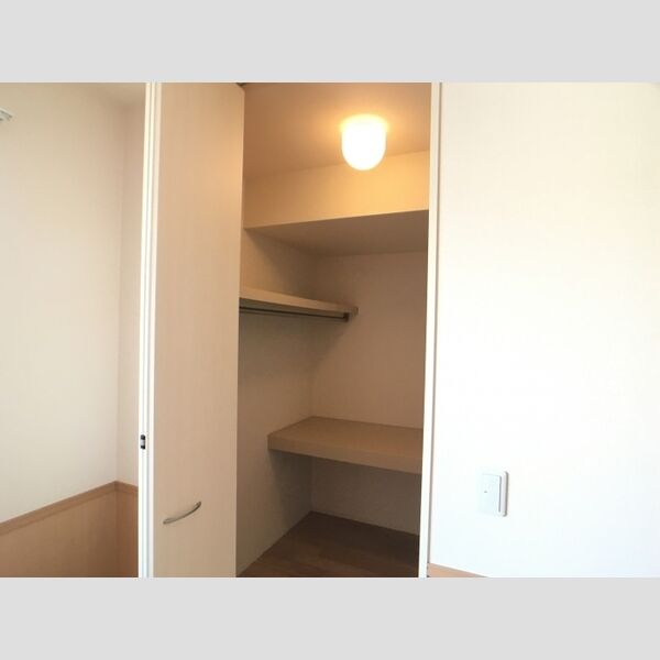 シェリール 玄関側洋室のウォークインクローゼットです♪