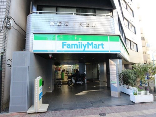 パレステュディオ新宿パークサイド 【コンビニエンスストア】ファミリーマート サンズ西新宿店まで142ｍ