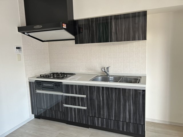 グラントレゾール浅草 システムキッチン（3口ガスコンロ・グリル付）