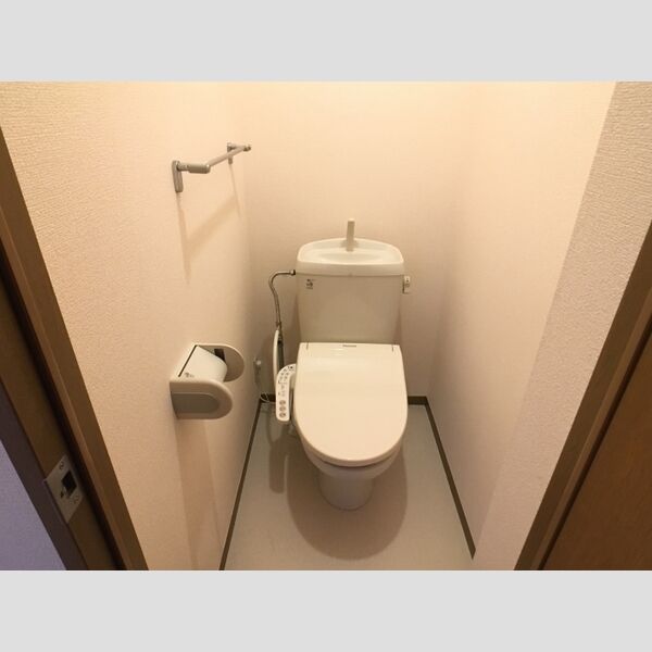 パルテノンロイヤル　B 温水洗浄便座付のトイレ