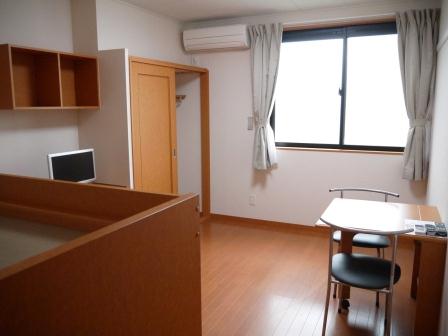 レオパレスコスモスⅤ 1Fフローリング2F絨毯