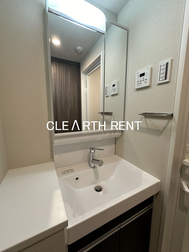 コンシェリア駒込 ＨＩＬＬＴＯＰ ＳＱＵＡＲＥ5階 鏡裏には収納スペースを確保